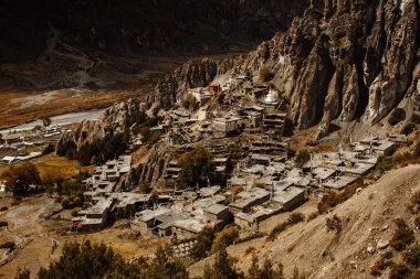 Manang Vadisi ve Annapurna dağlarının panoramik manzarası. Annapurna gezisi, Nepal