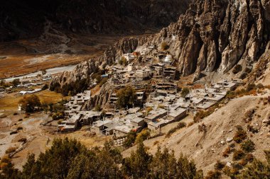 Manang Vadisi ve Annapurna dağlarının panoramik manzarası. Annapurna gezisi, Nepal