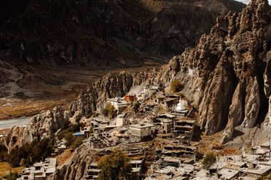 Manang Vadisi ve Annapurna dağlarının panoramik manzarası. Annapurna gezisi, Nepal