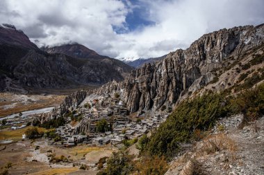 Manang Vadisi ve Annapurna dağlarının panoramik manzarası. Annapurna gezisi, Nepal