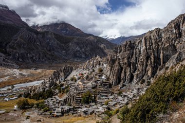 Manang Vadisi ve Annapurna dağlarının panoramik manzarası. Annapurna gezisi, Nepal