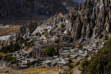 Manang Vadisi ve Annapurna dağlarının panoramik manzarası. Annapurna gezisi, Nepal
