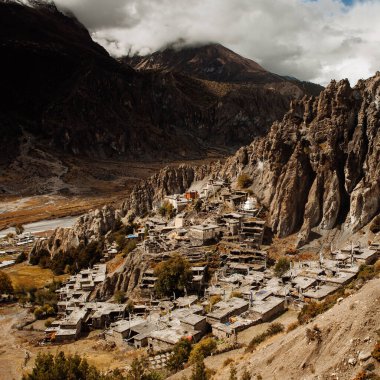 Manang Vadisi ve Annapurna dağlarının panoramik manzarası. Annapurna gezisi, Nepal