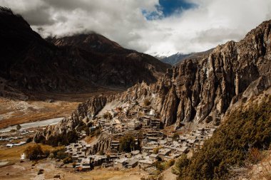 Manang Vadisi ve Annapurna dağlarının panoramik manzarası. Annapurna gezisi, Nepal