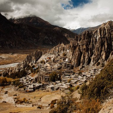 Manang Vadisi ve Annapurna dağlarının panoramik manzarası. Annapurna gezisi, Nepal