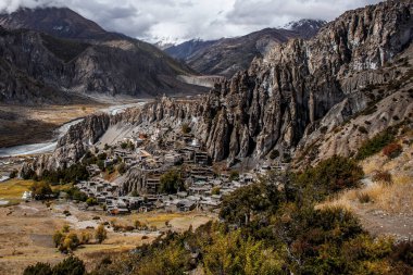 Manang Vadisi ve Annapurna dağlarının panoramik manzarası. Annapurna gezisi, Nepal