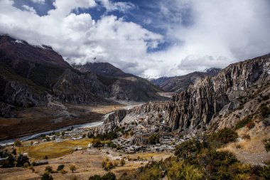 Manang Vadisi ve Annapurna dağlarının panoramik manzarası. Annapurna gezisi, Nepal