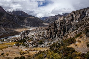 Manang Vadisi ve Annapurna dağlarının panoramik manzarası. Annapurna gezisi, Nepal