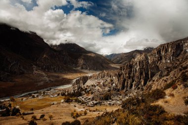 Manang Vadisi ve Annapurna dağlarının panoramik manzarası. Annapurna gezisi, Nepal