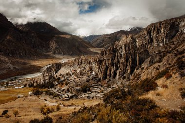 Manang Vadisi ve Annapurna dağlarının panoramik manzarası. Annapurna gezisi, Nepal