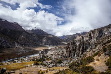 Manang Vadisi ve Annapurna dağlarının panoramik manzarası. Annapurna gezisi, Nepal