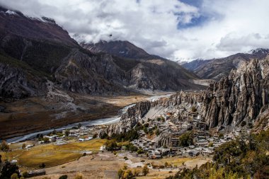Manang Vadisi ve Annapurna dağlarının panoramik manzarası. Annapurna gezisi, Nepal