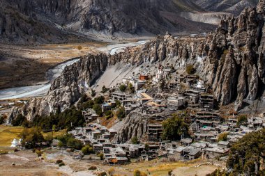 Manang Vadisi ve Annapurna dağlarının panoramik manzarası. Annapurna gezisi, Nepal