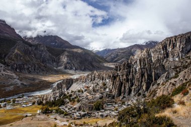 Manang Vadisi ve Annapurna dağlarının panoramik manzarası. Annapurna gezisi, Nepal