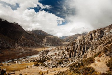 Manang Vadisi ve Annapurna dağlarının panoramik manzarası. Annapurna gezisi, Nepal
