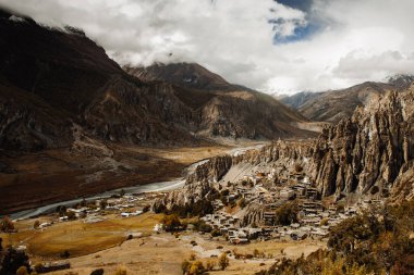 Manang Vadisi ve Annapurna dağlarının panoramik manzarası. Annapurna gezisi, Nepal