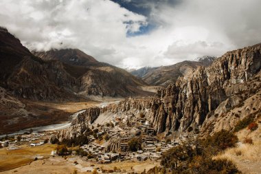 Manang Vadisi ve Annapurna dağlarının panoramik manzarası. Annapurna gezisi, Nepal