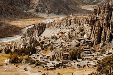 Manang Vadisi ve Annapurna dağlarının panoramik manzarası. Annapurna gezisi, Nepal