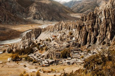 Manang Vadisi ve Annapurna dağlarının panoramik manzarası. Annapurna gezisi, Nepal