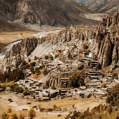 Manang Vadisi ve Annapurna dağlarının panoramik manzarası. Annapurna gezisi, Nepal