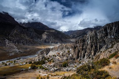 Manang Vadisi ve Annapurna dağlarının panoramik manzarası. Annapurna gezisi, Nepal