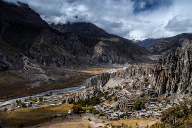 Manang Vadisi ve Annapurna dağlarının panoramik manzarası. Annapurna gezisi, Nepal