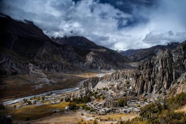 Manang Vadisi ve Annapurna dağlarının panoramik manzarası. Annapurna gezisi, Nepal