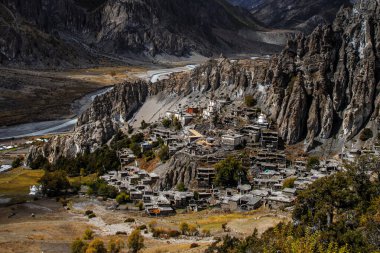 Manang Vadisi ve Annapurna dağlarının panoramik manzarası. Annapurna gezisi, Nepal