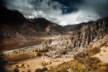 Manang Vadisi ve Annapurna dağlarının panoramik manzarası. Annapurna gezisi, Nepal