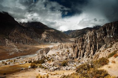 Manang Vadisi ve Annapurna dağlarının panoramik manzarası. Annapurna gezisi, Nepal