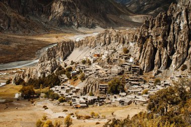 Manang Vadisi ve Annapurna dağlarının panoramik manzarası. Annapurna gezisi, Nepal