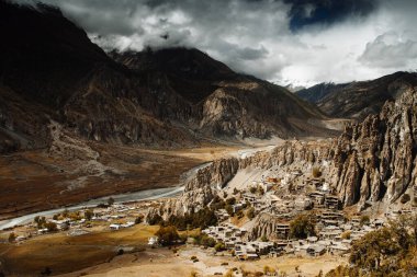 Manang Vadisi ve Annapurna dağlarının panoramik manzarası. Annapurna gezisi, Nepal