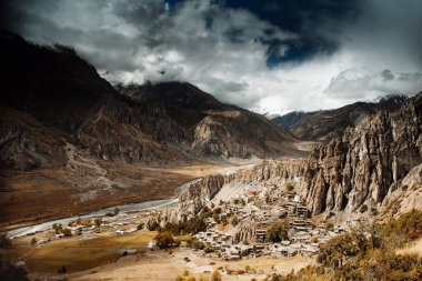 Manang Vadisi ve Annapurna dağlarının panoramik manzarası. Annapurna gezisi, Nepal