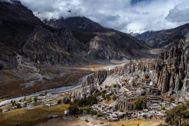 Manang Vadisi ve Annapurna dağlarının panoramik manzarası. Annapurna gezisi, Nepal