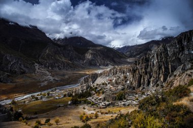 Manang Vadisi ve Annapurna dağlarının panoramik manzarası. Annapurna gezisi, Nepal