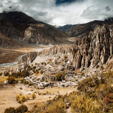 Manang Vadisi ve Annapurna dağlarının panoramik manzarası. Annapurna gezisi, Nepal
