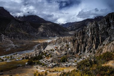 Manang Vadisi ve Annapurna dağlarının panoramik manzarası. Annapurna gezisi, Nepal