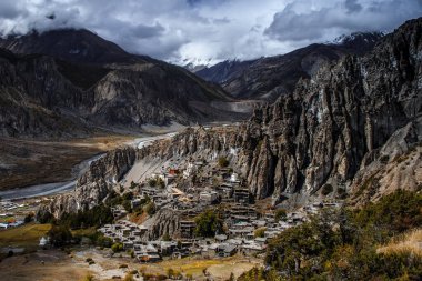 Manang Vadisi ve Annapurna dağlarının panoramik manzarası. Annapurna gezisi, Nepal