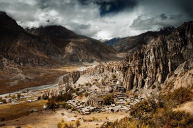 Manang Vadisi ve Annapurna dağlarının panoramik manzarası. Annapurna gezisi, Nepal