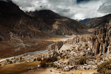 Manang Vadisi ve Annapurna dağlarının panoramik manzarası. Annapurna gezisi, Nepal