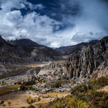Manang Vadisi ve Annapurna dağlarının panoramik manzarası. Annapurna gezisi, Nepal