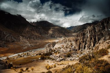 Manang Vadisi ve Annapurna dağlarının panoramik manzarası. Annapurna gezisi, Nepal