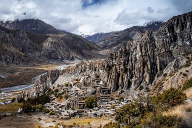 Manang Vadisi ve Annapurna dağlarının panoramik manzarası. Annapurna gezisi, Nepal