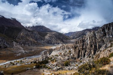 Manang Vadisi ve Annapurna dağlarının panoramik manzarası. Annapurna gezisi, Nepal