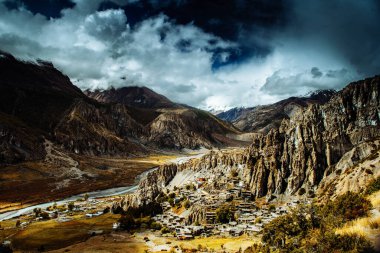 Manang Vadisi ve Annapurna dağlarının panoramik manzarası. Annapurna gezisi, Nepal