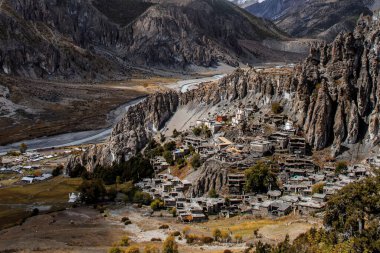 Manang Vadisi ve Annapurna dağlarının panoramik manzarası. Annapurna gezisi, Nepal