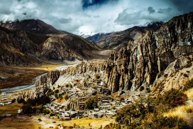 Manang Vadisi ve Annapurna dağlarının panoramik manzarası. Annapurna gezisi, Nepal