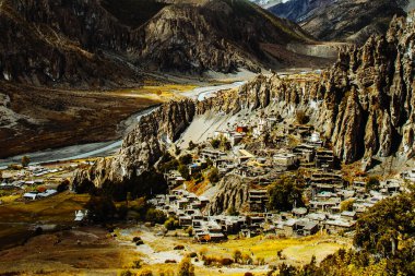 Manang Vadisi ve Annapurna dağlarının panoramik manzarası. Annapurna gezisi, Nepal