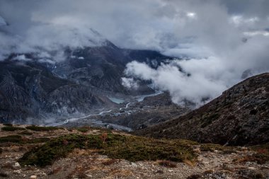 Manang Vadisi ve Annapurna dağlarının panoramik manzarası. Annapurna gezisi, Nepal