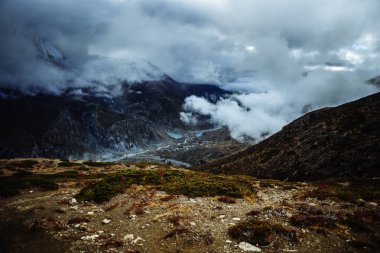 Manang Vadisi ve Annapurna dağlarının panoramik manzarası. Annapurna gezisi, Nepal